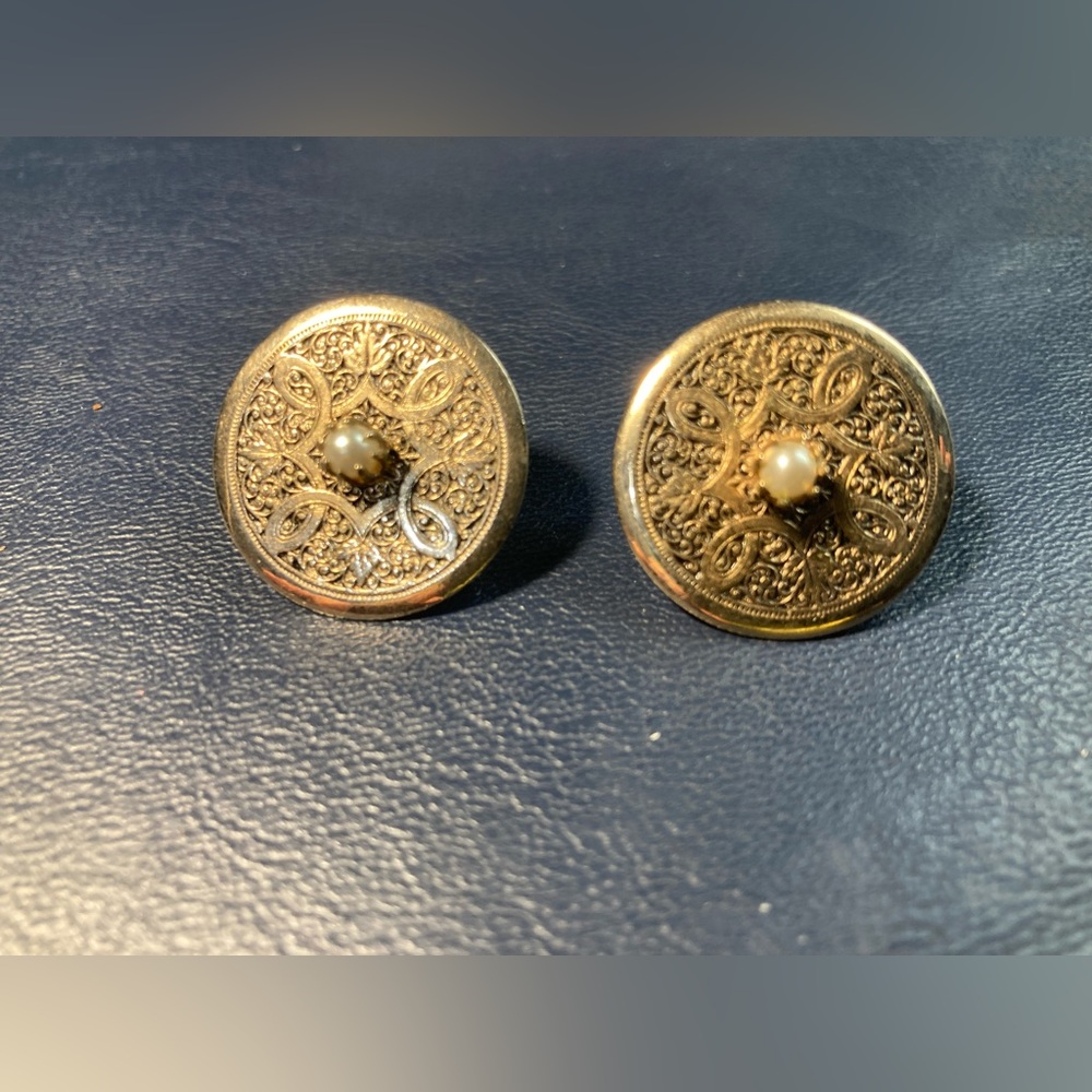 Vintage Gold Filigree Pearl Accent Round Stud Earrings clip on costume jewelry